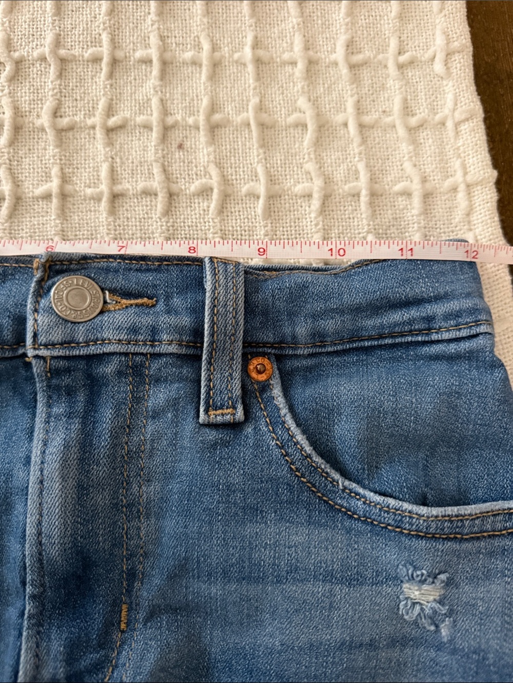 Levi’s High Rise Shorts - Picture 6 of 7